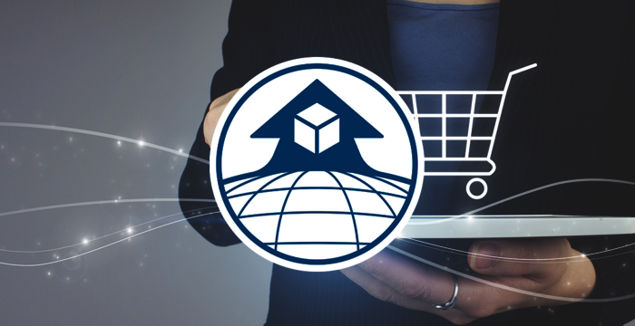 Eine Person im Anzug präsentiert ein Logo: Ein Kreis mit Globusmuster, darüber ein Dach- und Würfelsymbol; daneben ein stilisierter Einkaufswagen – Symbol für globalen Online-Handel.