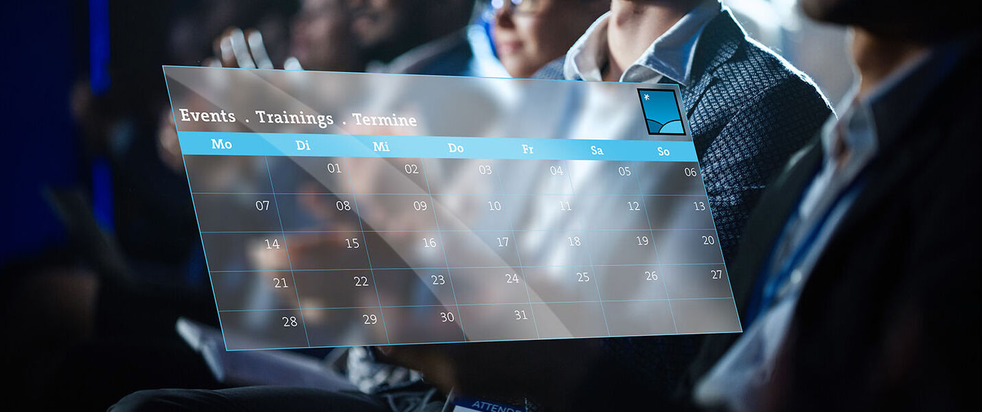 Transparente digitale Kalenderanzeige schwebt vor einer Gruppe von Konferenzteilnehmern; oben stehen Tabs 'Events, Trainings, Termine', darunter ein Wochenkalender mit Tagen und Zahlen. Im Hintergrund unscharfe Personen in Business-Kleidung.