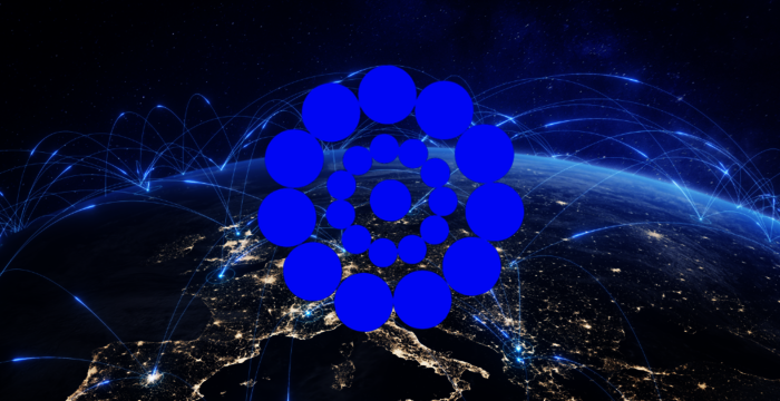 Erde aus dem Weltraum bei Nacht mit leuchtenden Städten und globalen Netzwerklinien; in der Bildmitte ein großes blaues Ring-Logo aus Kreisen, das Vernetzung symbolisiert.