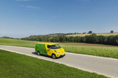 Zustellfahrzeug der Post am Land