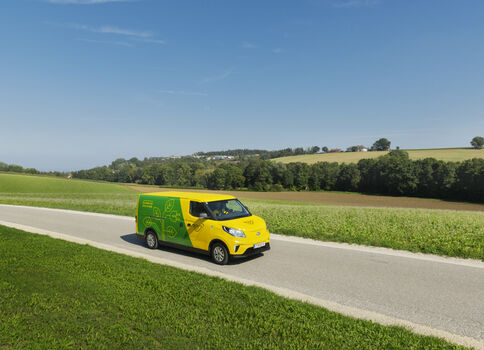 Zustellfahrzeug der Post am Land