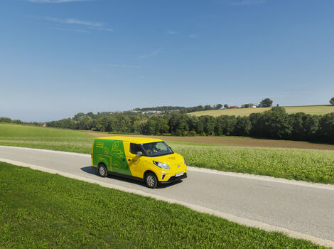 Zustellfahrzeug der Post am Land