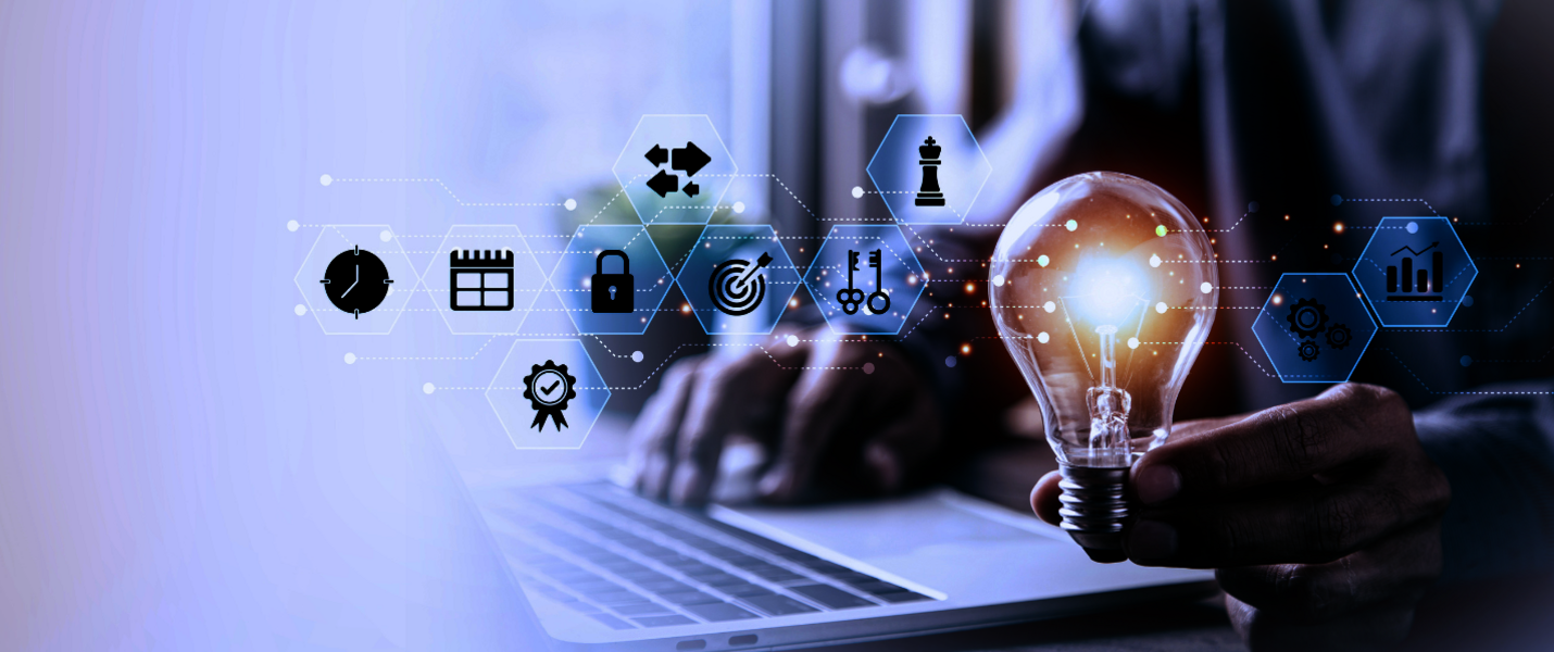 Person tippt an einem Laptop; in der Hand leuchtet eine Glühbirne als Symbol für Ideen, umgeben von digitalen Symbolen für Sicherheit, Vernetzung und Technologie.