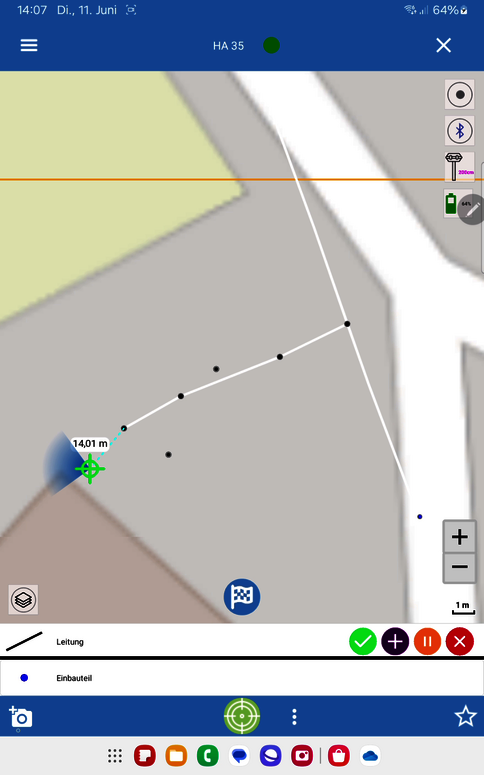 Kartenansicht eines gekrümmten Pfads mit mehreren Markierungspunkten, der durch graue Bauflächen verläuft. Startpunkt ist ein blauer Marker mit grünem Kreuz; daneben steht eine Distanzangabe von 14,01 m. Orange Linie, Gebäudeumrisse und angrenzende Straßen sind sichtbar.