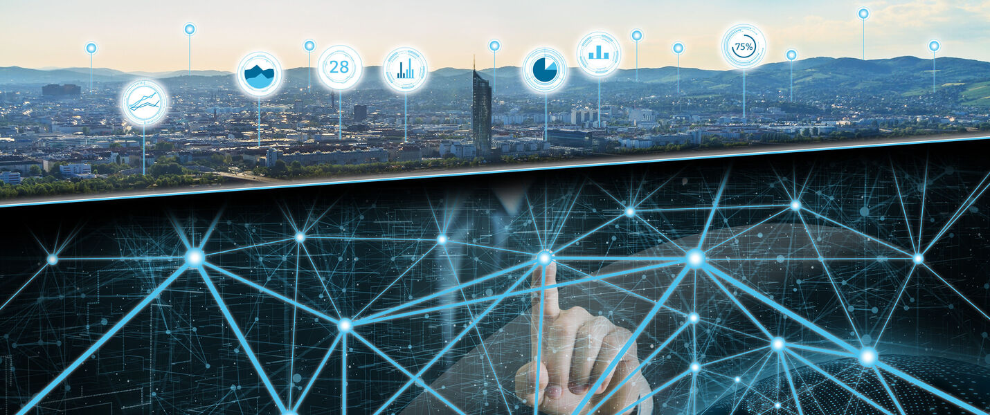 Eine Hand berührt ein leuchtendes Netz aus Knotenpunkten und Linien, das eine digitale Infrastruktur symbolisiert. Im Hintergrund eine Stadtlandschaft mit Symbolen, die verschiedene Technologien andeuten.