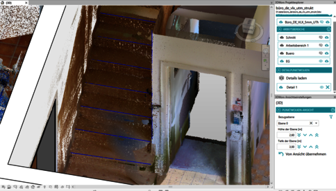 Innenbereich eines Gebäudes: links eine dunkle Holztreppe, rechts ein Türrahmen, durch den ein dunkler Kellerraum sichtbar ist. Die Szene wirkt wie ein 3D-Architekturmodell mit viel Textur auf Wänden und Böden.