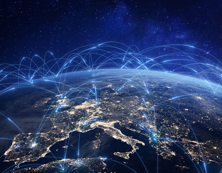 Die Erde aus dem Weltraum bei Nacht, Stadtlichter sichtbar. Hellblaue Lichtlinien verbinden Kontinente und symbolisieren globale Netzwerke.