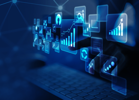 Futuristische Darstellung digitaler Datenanalyse: Schwebende, leuchtende Bildschirme mit Diagrammen, Balkendiagrammen und Netzwerk-Symbolen, die Verbindungen und Fortschritt über einen Laptop anzeigen.