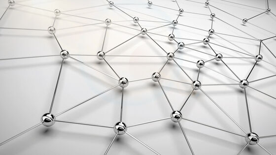 Ein dreidimensionales Netz aus silbernen Metallkugeln, die durch dünne Stäbe verbunden sind, bildet ein geometrisches Gitter.