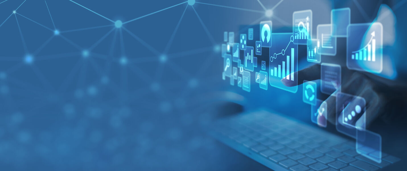 Ein Laptop mit schwebenden holografischen Symbolen, Diagrammen und Datenvisualisierungen, die Vernetzung und digitale Analyse darstellen, vor einem blauen, netzwerkartigen Hintergrund.
