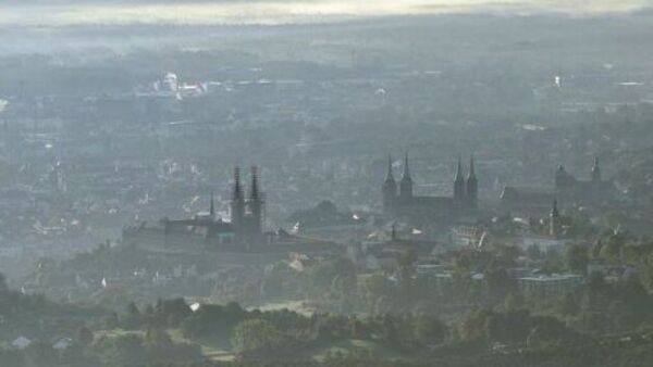 Auf dem Bild ist die Stadt Bamberg an einem eher düsteren, leicht nebeligen Tag, zu sehen.