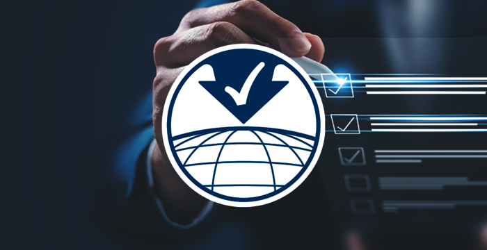 Eine Hand berührt ein Symbol mit einer Weltkugel und einem Häkchen, das weltweite Zertifizierung symbolisiert.